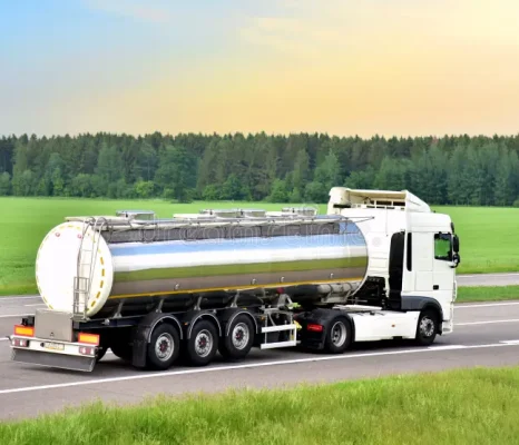 caminhão-tanque-isotérmico-conduzir-na-autoestrada-transporte-de-petróleo-e-gás-logística-cisterna-metálica-com-cromo-211276990
